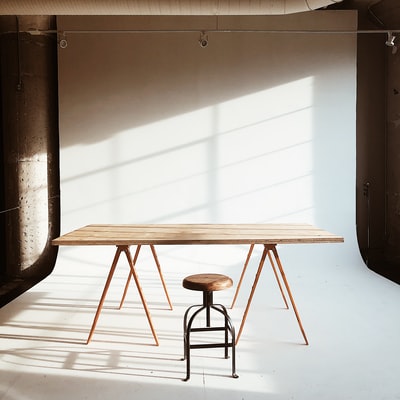 棕色木桌